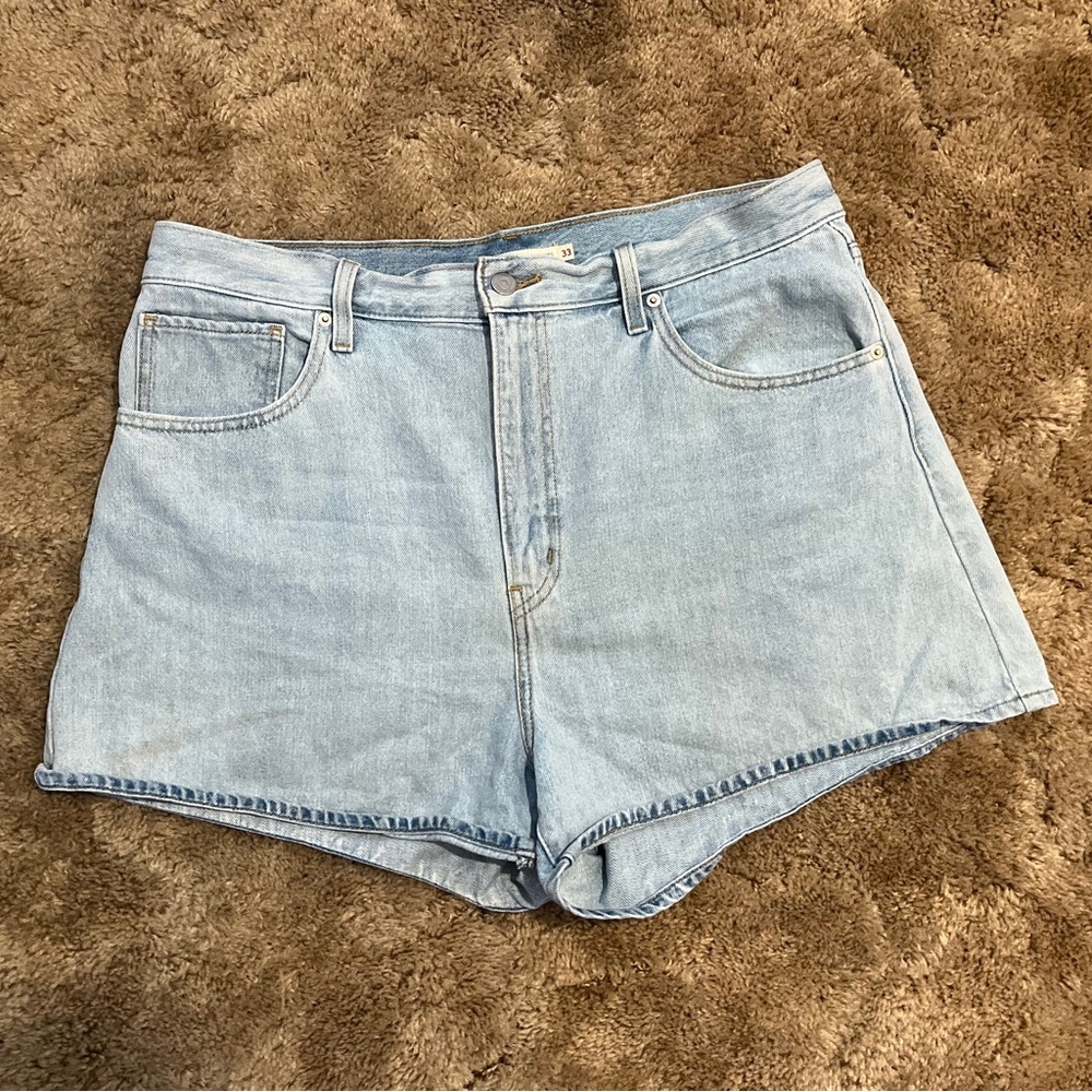 Levi’s Women’s HIGH WAISTED MOM SHORTS 33 light wash